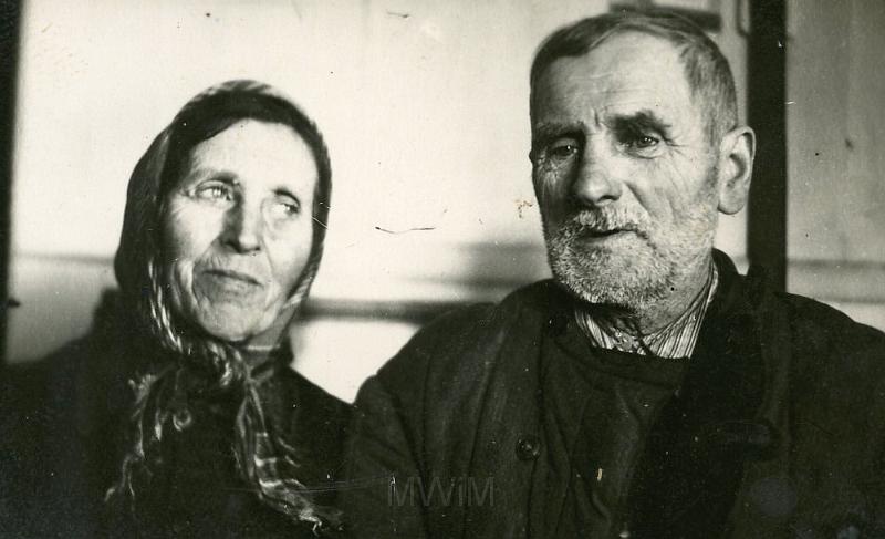 KKE 2245.jpg - Fot. Portret. Krzysztof i Adela Bujko – rodzice Marii Kołakowskiej (z domu Bujko), Komaje, Komaje - ZSRR, 1959 r.